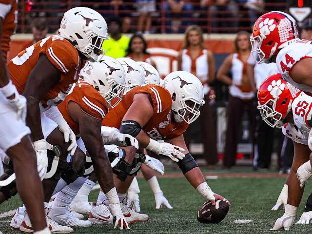 Four-Star OT Commits to Michigan Wolverines Over Texas Longhorns